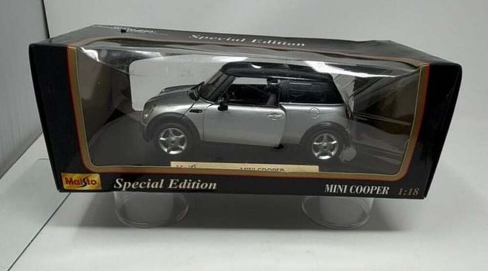 Maisto Special Edition 1:18 Scale Mini Cooper Diecast Car Silver